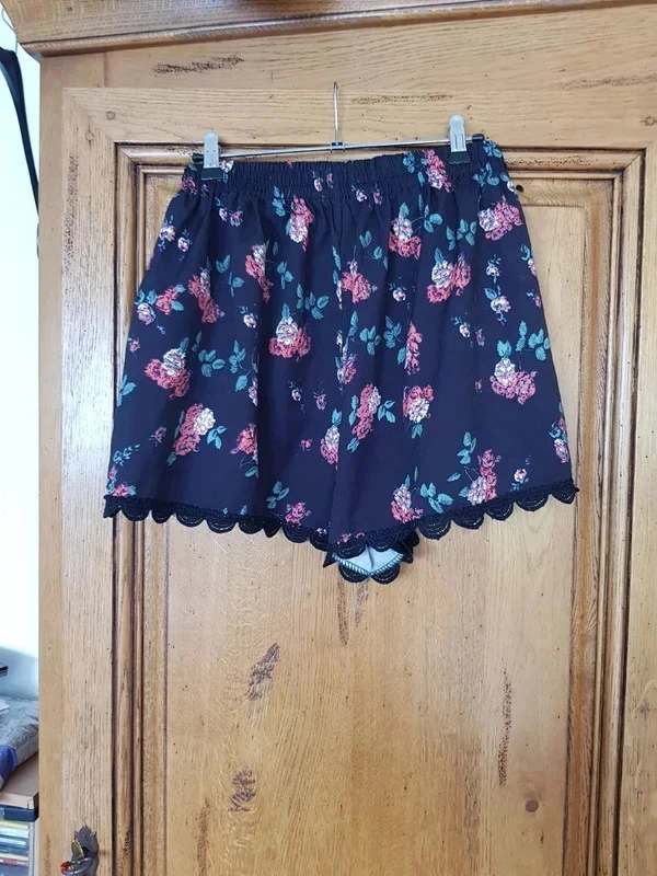 Black and red floral shorts in very good condition – photo 4